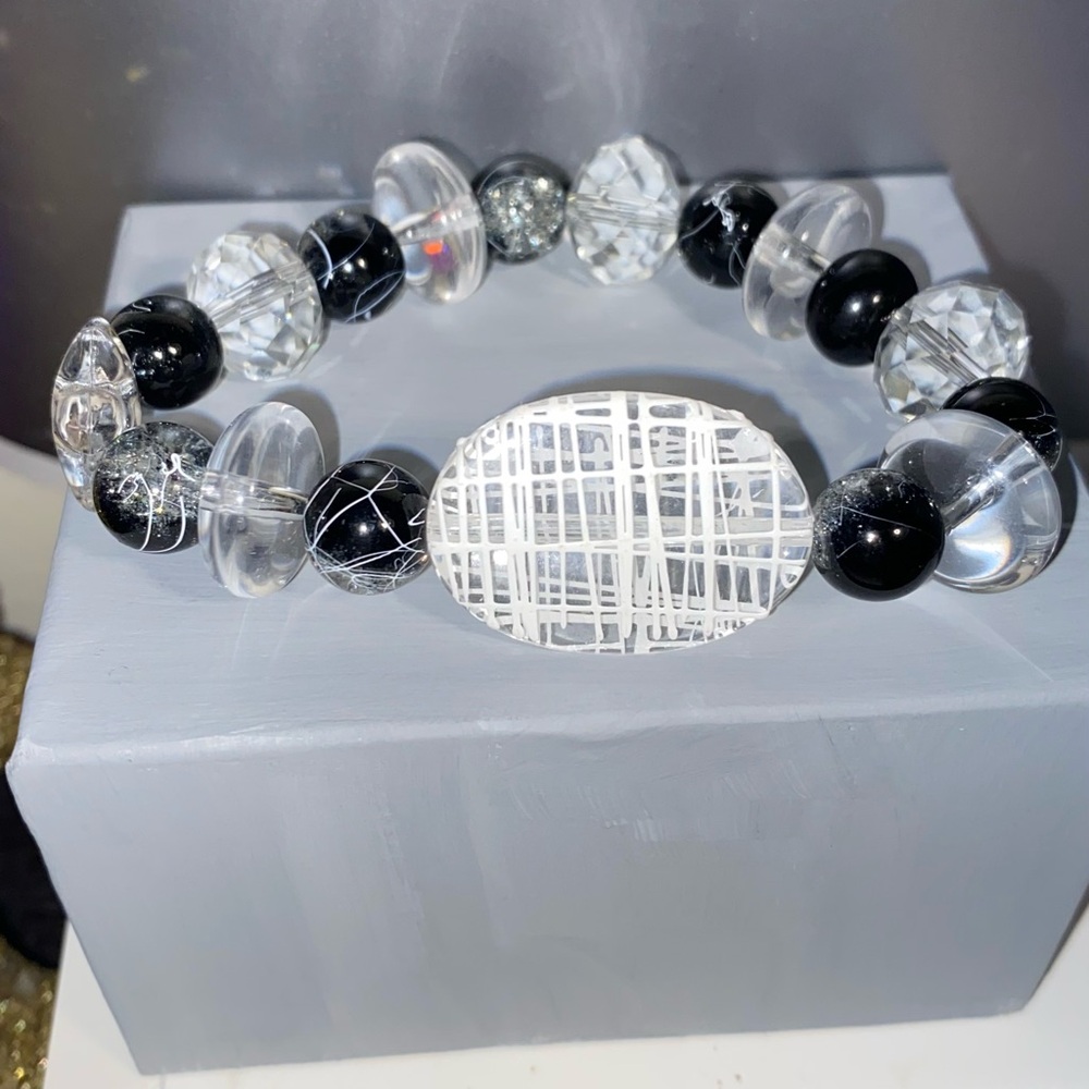 Elegant Black and White Beaded Bracelet
